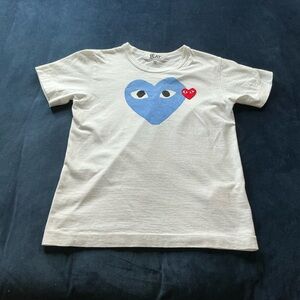 Comme des Garçons PLAY Red Emblem Heart T-Shirt in white with blue red heart log